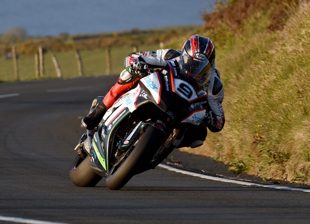 Fastest man in qualifying, Ian Hutchinson flying past Guthries. Credit - davekneale.com/iomtt.com